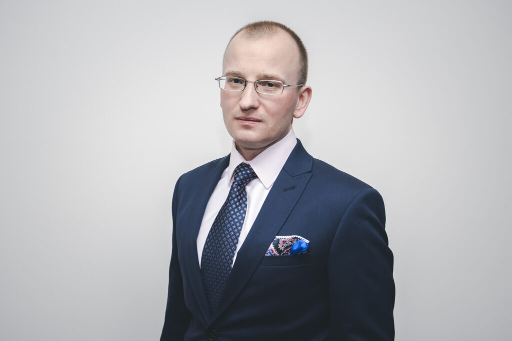 Zdjęcie przedstawia adwokata Grzegorza Majewskiego