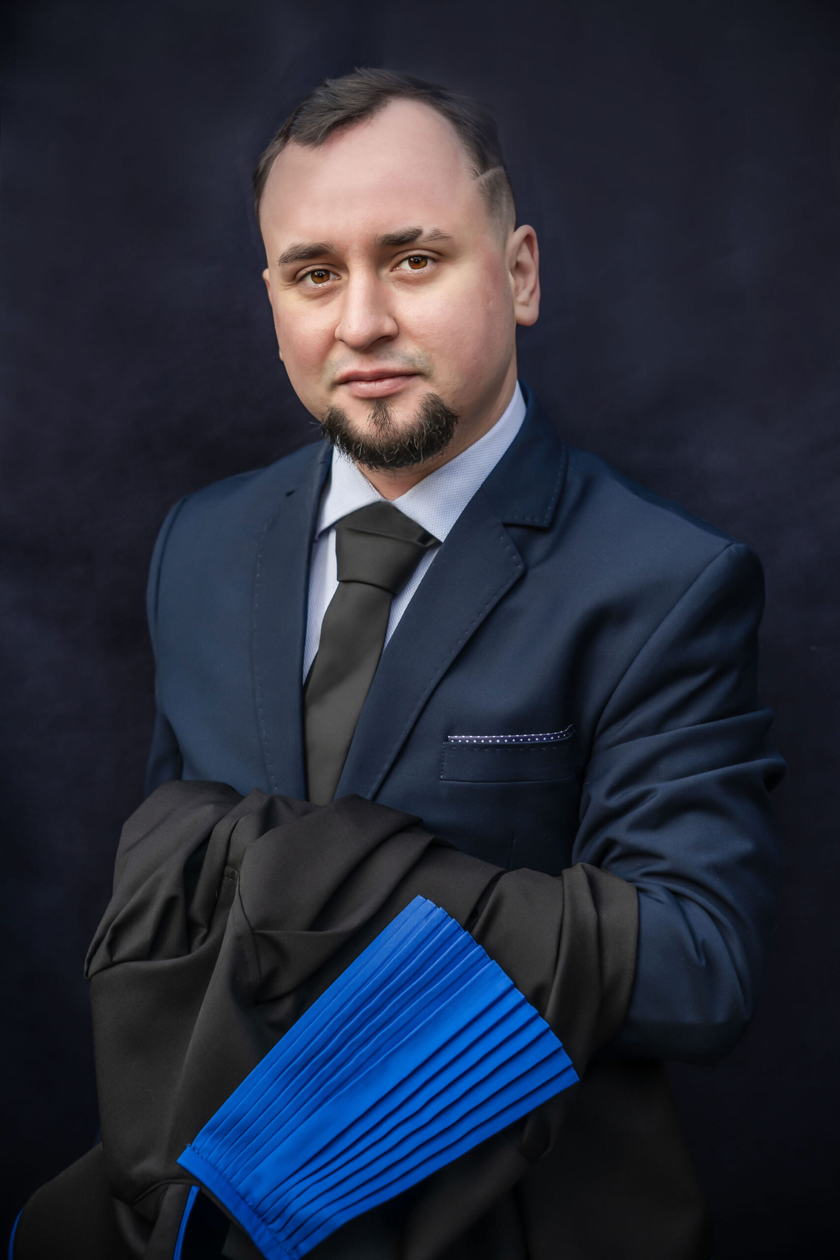 Zdjęcie przedstawia radcę prawnego Mateusza Wilk