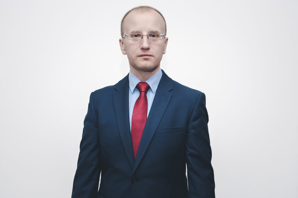 Zdjęcie przedstawia adwokata Pawła Majewskiego
